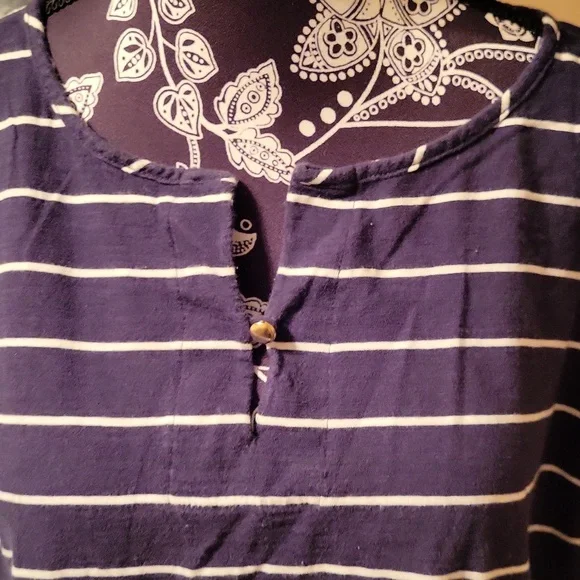 EUC Blue/White Striped Top. Button V-neck. 3/4 sleeves. Size XL - Picture 2 of 8